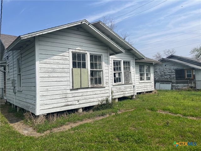 2003 E Guadalupe Street, Victoria, TX 77901