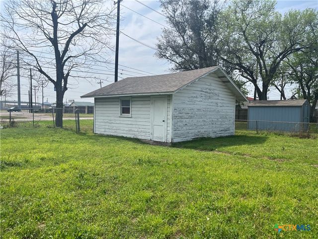2003 E Guadalupe Street, Victoria, TX 77901