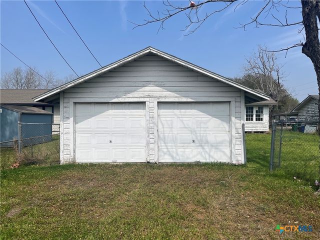 2003 E Guadalupe Street, Victoria, TX 77901