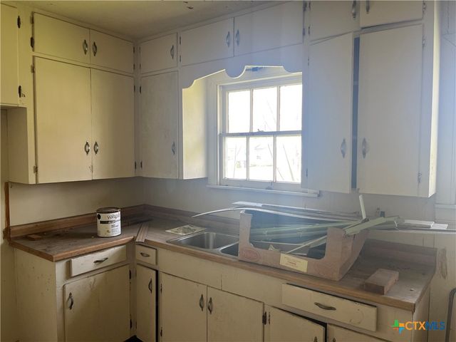 2003 E Guadalupe Street, Victoria, TX 77901