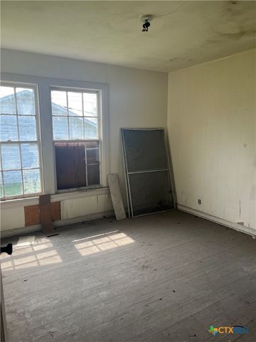2003 E Guadalupe Street, Victoria, TX 77901