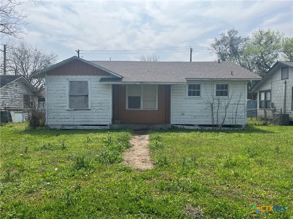 2003 E Guadalupe Street, Victoria, TX 77901