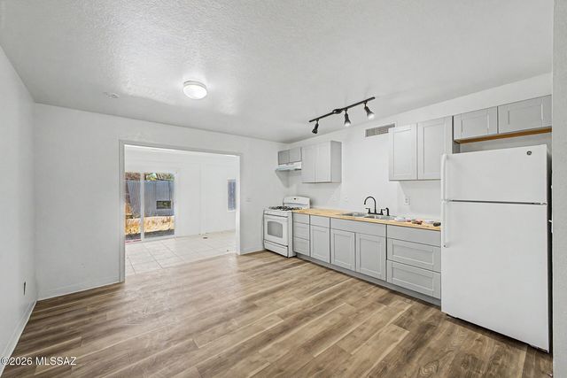 1427 E Silverlake Road, Tucson, AZ 85713