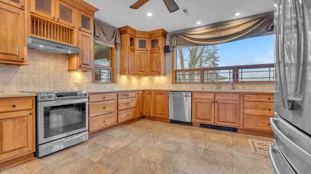 8210 Kettle View DRIVE, Kewaskum, WI 53040