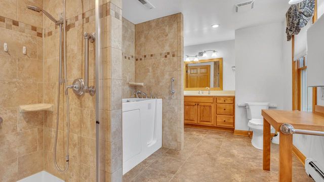 8210 Kettle View DRIVE, Kewaskum, WI 53040