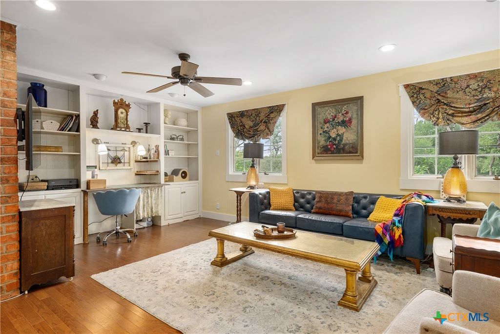 Image 10 of property listing at 211 W Mimosa Circle, San Marcos, TX 78666