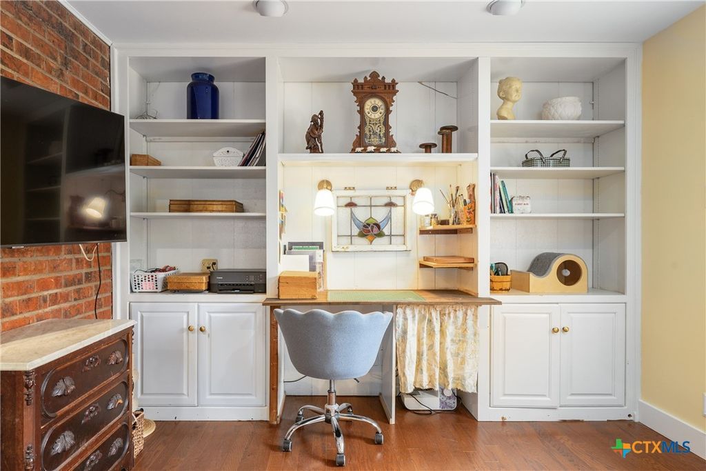 Image 11 of property listing at 211 W Mimosa Circle, San Marcos, TX 78666