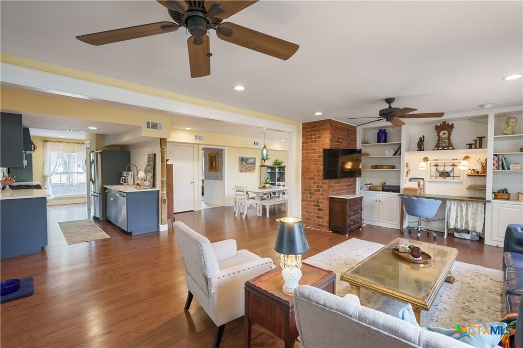 Image 13 of property listing at 211 W Mimosa Circle, San Marcos, TX 78666