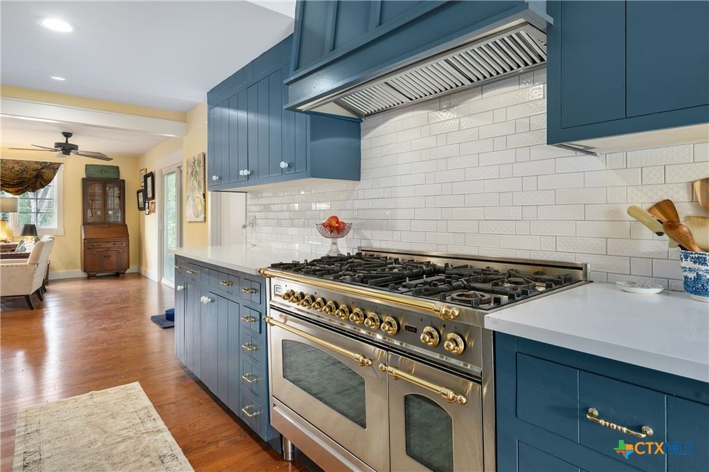 Image 15 of property listing at 211 W Mimosa Circle, San Marcos, TX 78666