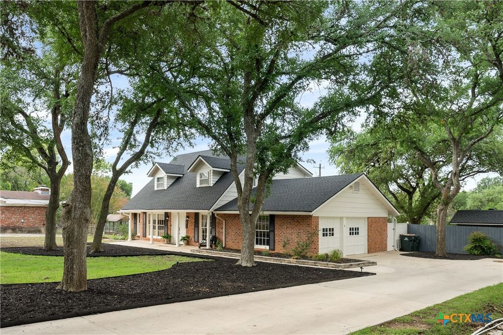 Image 3 of property listing at 211 W Mimosa Circle, San Marcos, TX 78666