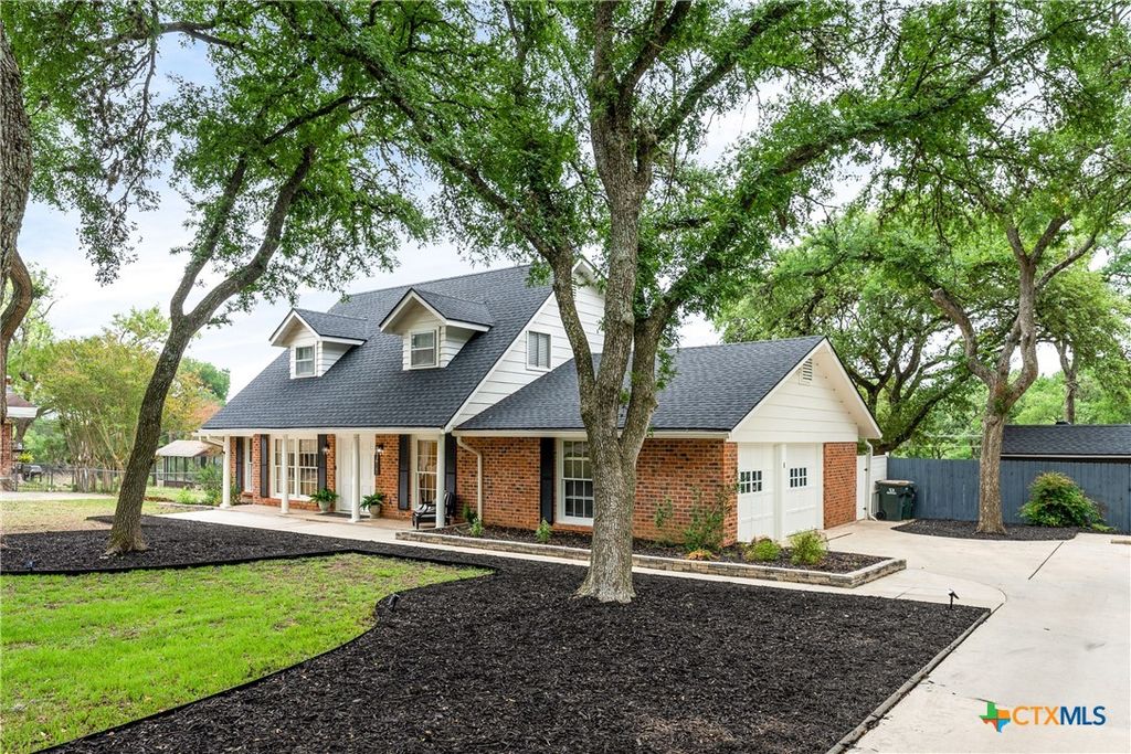 Image 4 of property listing at 211 W Mimosa Circle, San Marcos, TX 78666