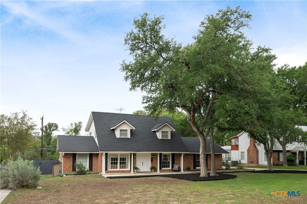 Image 5 of property listing at 211 W Mimosa Circle, San Marcos, TX 78666