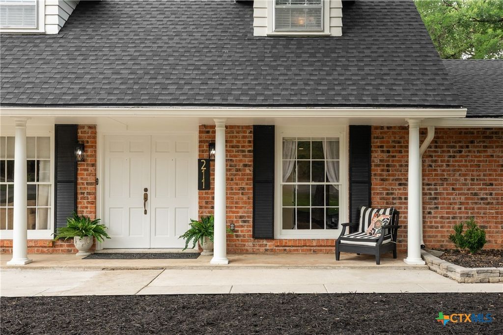 Image 6 of property listing at 211 W Mimosa Circle, San Marcos, TX 78666