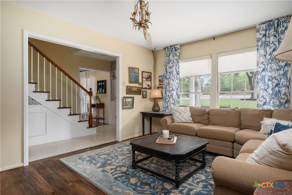 Image 8 of property listing at 211 W Mimosa Circle, San Marcos, TX 78666