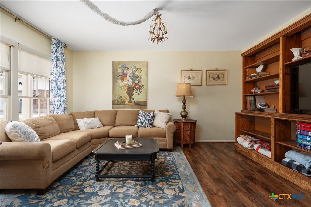 Image 9 of property listing at 211 W Mimosa Circle, San Marcos, TX 78666