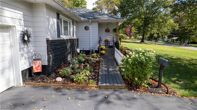 102 Skyline, Canfield, OH 44406