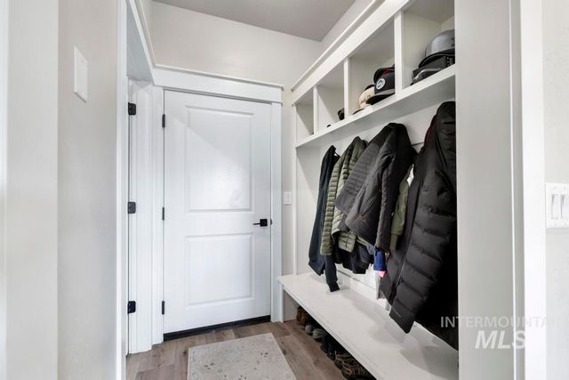 3827 Susan Circle W, Hansen, ID 83334