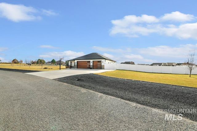 3827 Susan Circle W, Hansen, ID 83334