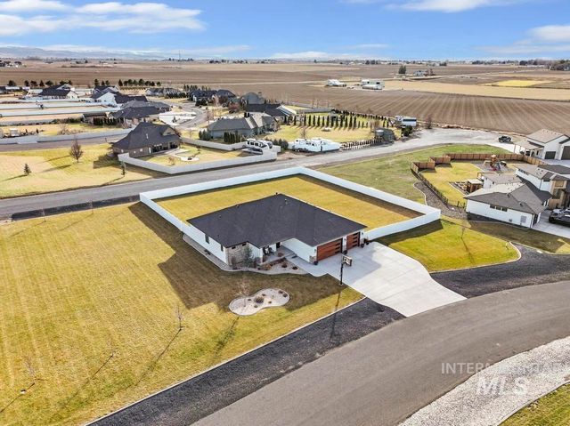 3827 Susan Circle W, Hansen, ID 83334