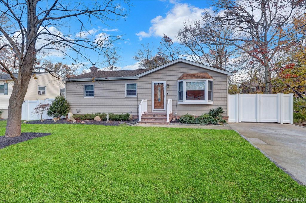 5 Zenith Road, Rocky Point, NY 11778