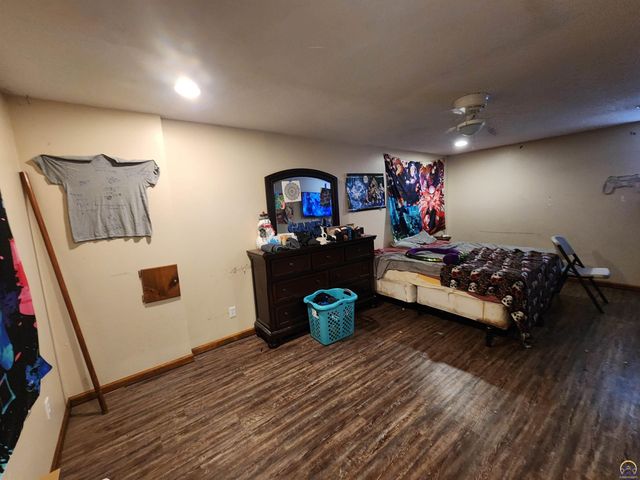 6741 SW Hamptonshire LN, Topeka, KS 66614