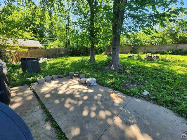 6741 SW Hamptonshire LN, Topeka, KS 66614