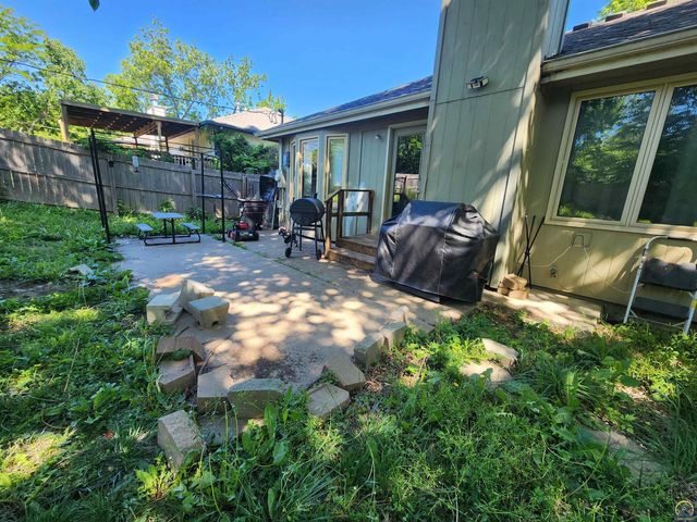 6741 SW Hamptonshire LN, Topeka, KS 66614