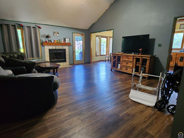 6741 SW Hamptonshire LN, Topeka, KS 66614