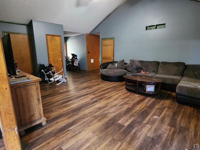6741 SW Hamptonshire LN, Topeka, KS 66614