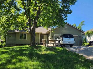 6741 SW Hamptonshire LN, Topeka, KS 66614
