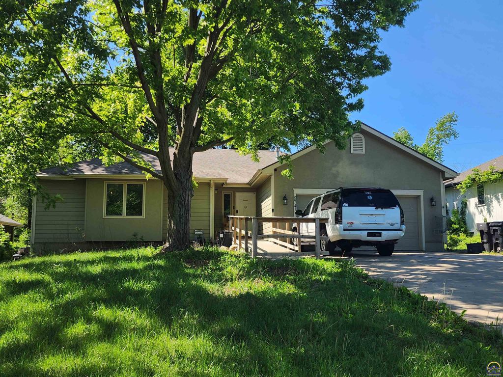 6741 SW Hamptonshire LN, Topeka, KS 66614