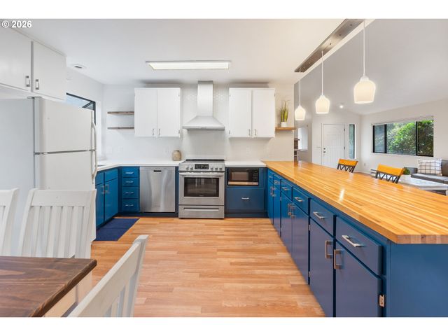 1734 ARCH Ln, Brookings, OR 97415