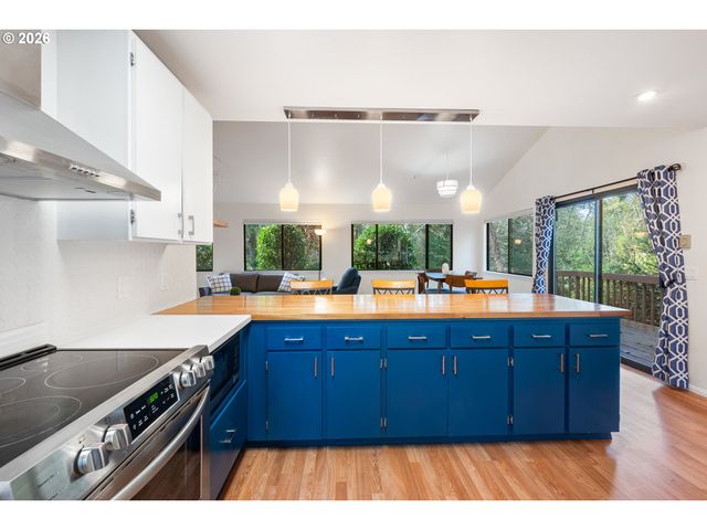 1734 ARCH Ln, Brookings, OR 97415