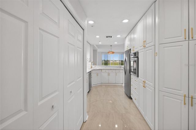 5430 EAGLES POINT CIRCLE 202, Sarasota, FL 34231