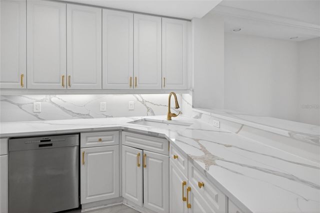 5430 EAGLES POINT CIRCLE 202, Sarasota, FL 34231