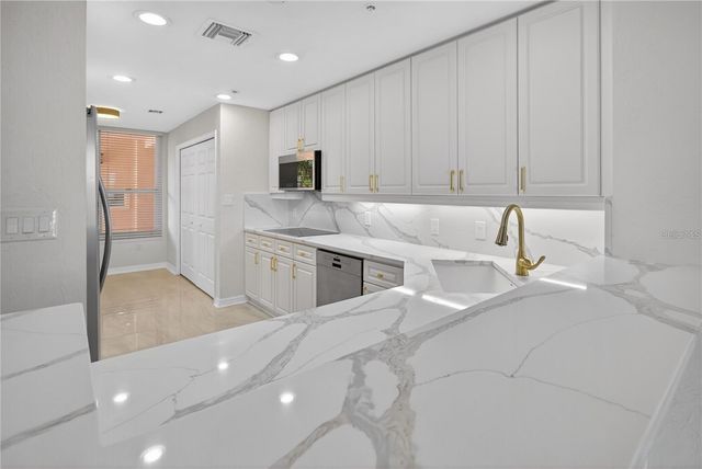 5430 EAGLES POINT CIRCLE 202, Sarasota, FL 34231