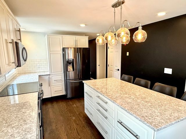 9 Dana Hl, Belchertown, MA 01007