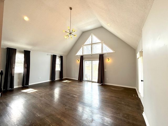 9 Dana Hl, Belchertown, MA 01007