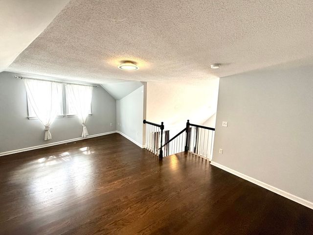 9 Dana Hl, Belchertown, MA 01007