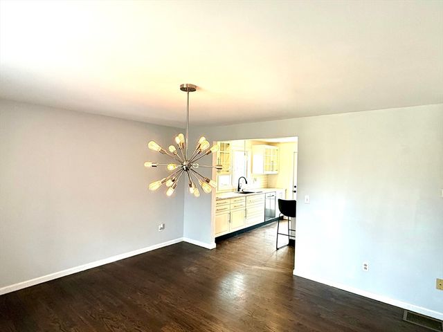 9 Dana Hl, Belchertown, MA 01007