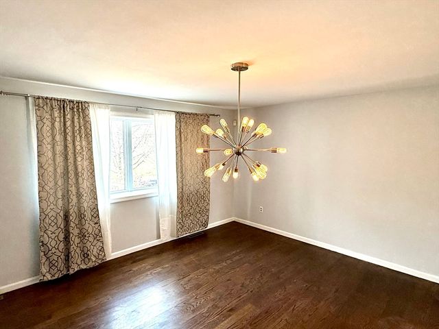 9 Dana Hl, Belchertown, MA 01007