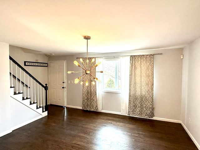 9 Dana Hl, Belchertown, MA 01007