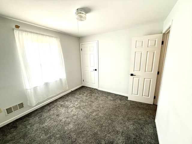 9 Dana Hl, Belchertown, MA 01007