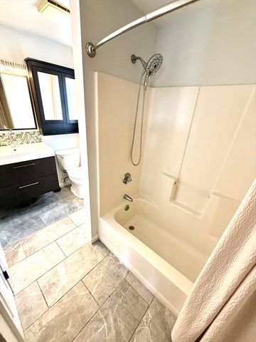 9 Dana Hl, Belchertown, MA 01007