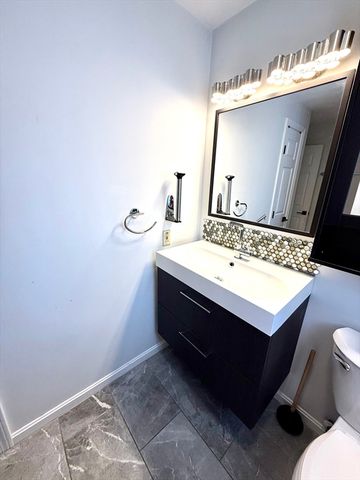 9 Dana Hl, Belchertown, MA 01007