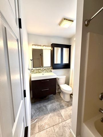 9 Dana Hl, Belchertown, MA 01007