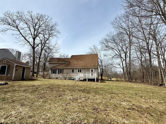 9 Dana Hl, Belchertown, MA 01007