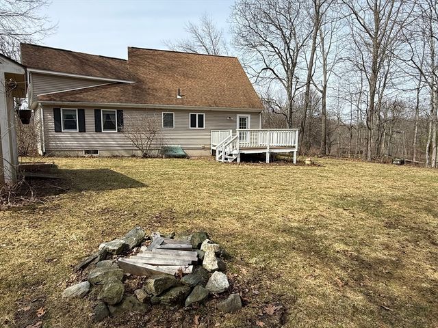 9 Dana Hl, Belchertown, MA 01007