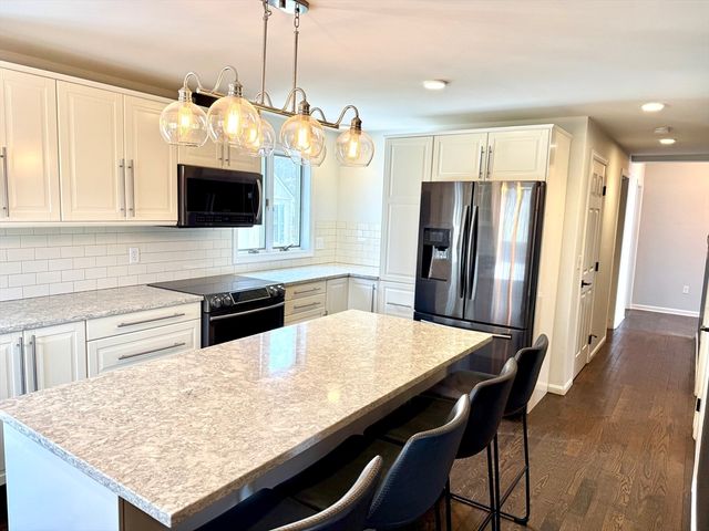 9 Dana Hl, Belchertown, MA 01007