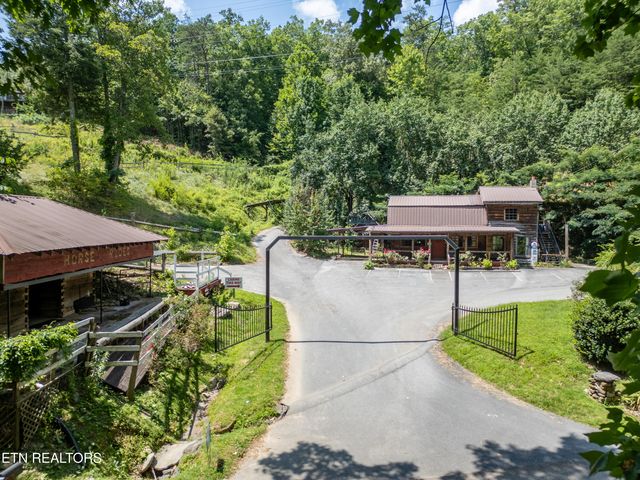 1239 Wears Valley Rd, Townsend, TN 37882